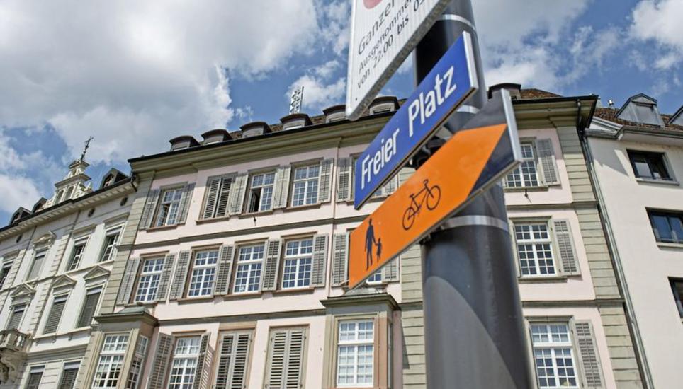 Aufgrund der Neugestaltung der Rheinuferstrasse wird der Langsamverkehr auch auf dem Freien Platz umgeleitet.