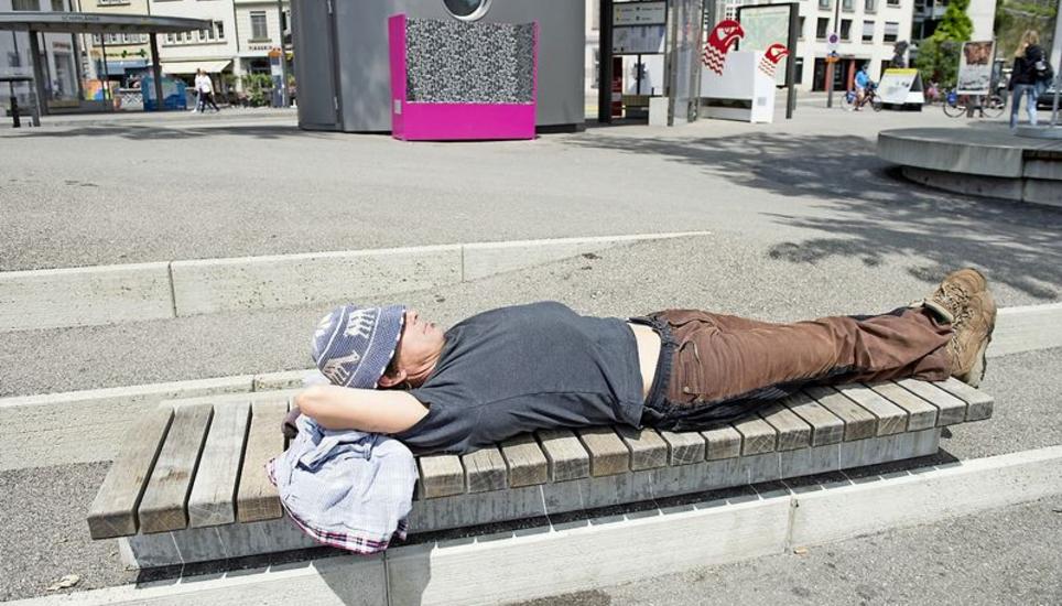 Strassenmusiker Thomas Pohl ruht sich vor seinem bevorstehenden Konzert noch etwas aus.