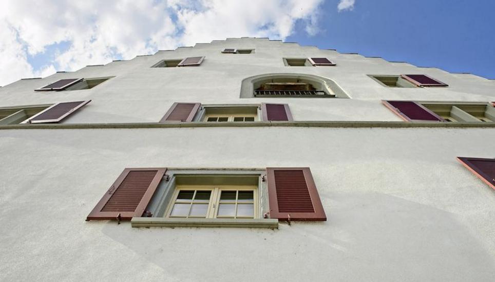 1529 wurde der Schweizerhof erbaut. Damals hiess das Gebäude noch Salzhof, weil dort Salz gelagert wurde.