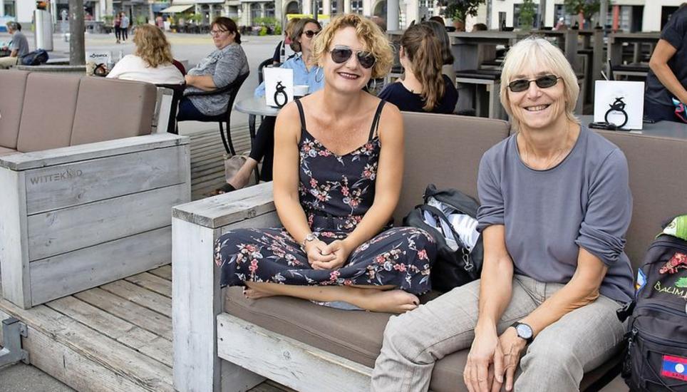 Andrea Zweifel (l.) und Edith Steinemann geniessen ihren ersten Ferientag.