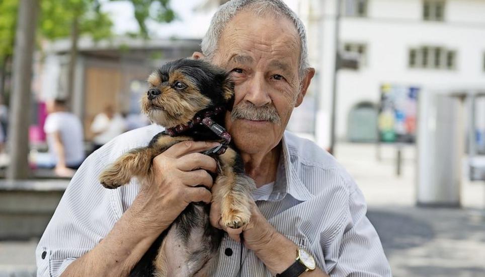 Jean-Pierre Margraf kommt gern mit seinem Hund Sven auf den Freien Platz.