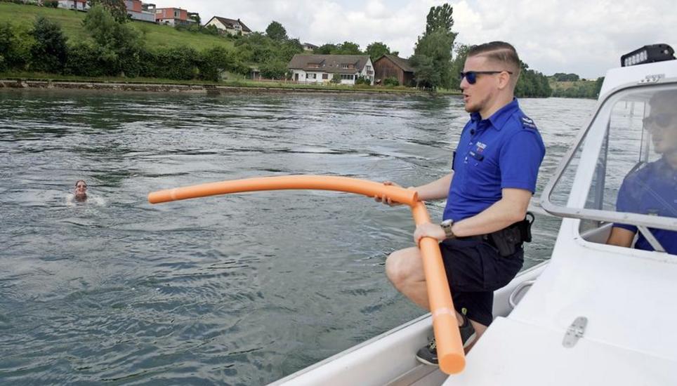 Die orangen Schwimmnudeln werden gratis verteilt und sollen die Sichtbarkeit von Schwimmern verbessern.