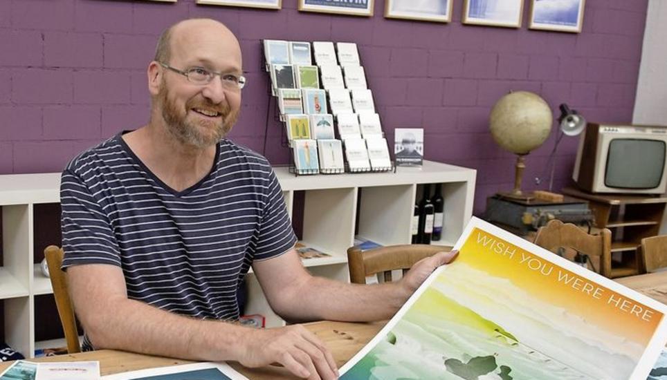 Illustrator Faro Burtscher präsentiert die neuen Rheinfall-Werke. Bild: Selwyn Hoffmann
