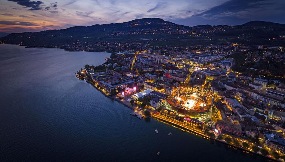 Das Fête des Vignerons findet nur alle 25 Jahre statt. Dementsprechend gross fallen jeweils die Feierlichkeiten aus, wie dieses Luftbild aus Vevey zeigt. Bild: Key