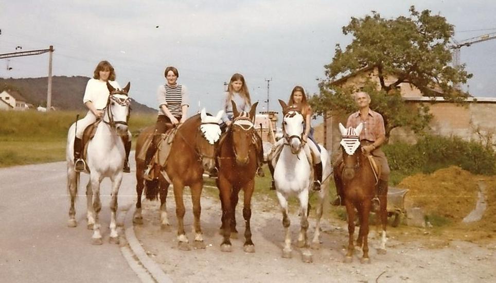 Marlies Balazs, Schaffhausen: «Mit 23, im Jahr 1980, bei Reitlehrer Herr Bärtschi in Schlattingen. Mit meinen Freundinnen war ich fast jeden Samstagmittag ausreiten. Zwei bis drei Stunden im Sattel. Und auch ab und zu ein Salto vom Pferd. Es war herrlich. Die Zweite von links bin ich.»