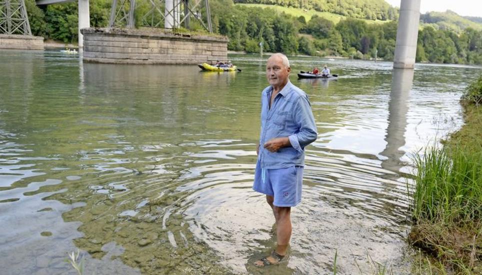 Hinter die Hemishofer Brücke in die Nähe der Wiffen fuhr der Schaffhauser Roland Saurer mit seinem Boot, um zwei Frauen zu helfen. Bild: Selwyn Hoffmann