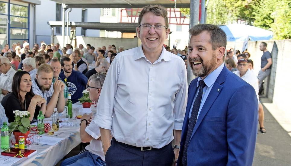 Er sorgte für gut besetzte Festbänke: Albert Rösti (links), Präsident der SVP Schweiz, mit dem Thaynger Gemeindepräsidenten Philippe Brühlmann. Bild: Selwyn Hoffmann