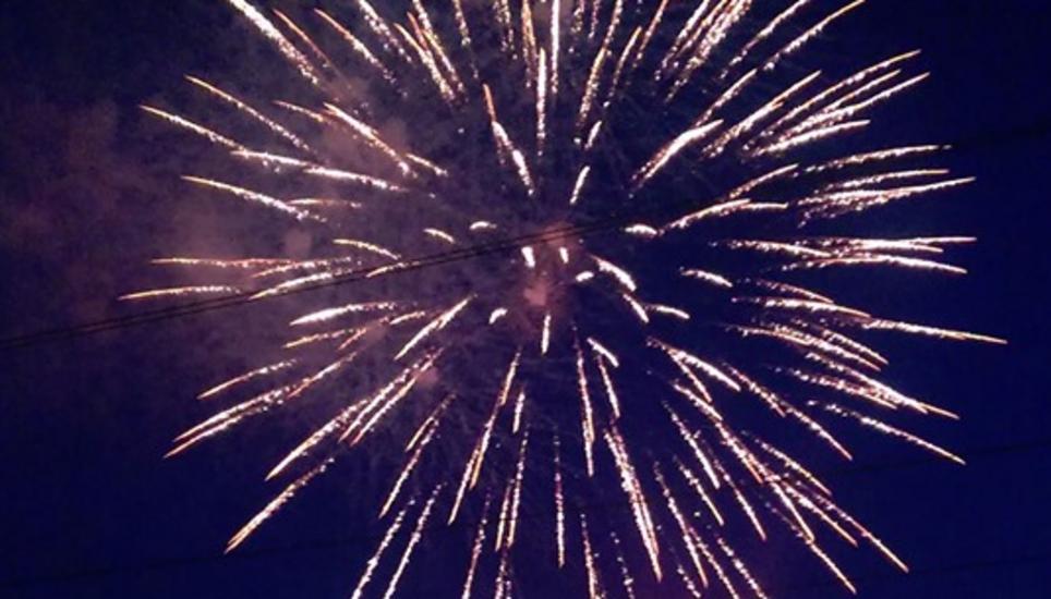 Von Alex Jung kam dieses Foto vom Rheinfallfeuerwerk.