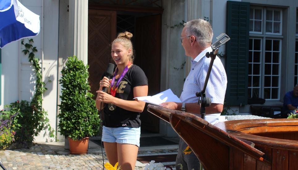 Gemeindepräsident Hansruedi Jucker ehrte die Andelfingerin Angelica Moser für ihre errungene U23-EM-Goldmedaille im Stabhochsprung. Bild: Stefan Salzmann