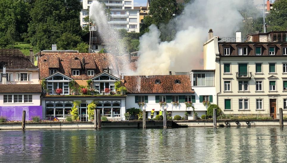 Der Brand von der gegenüberliegenden Rheinseite aus. Bild: Robin Blanck