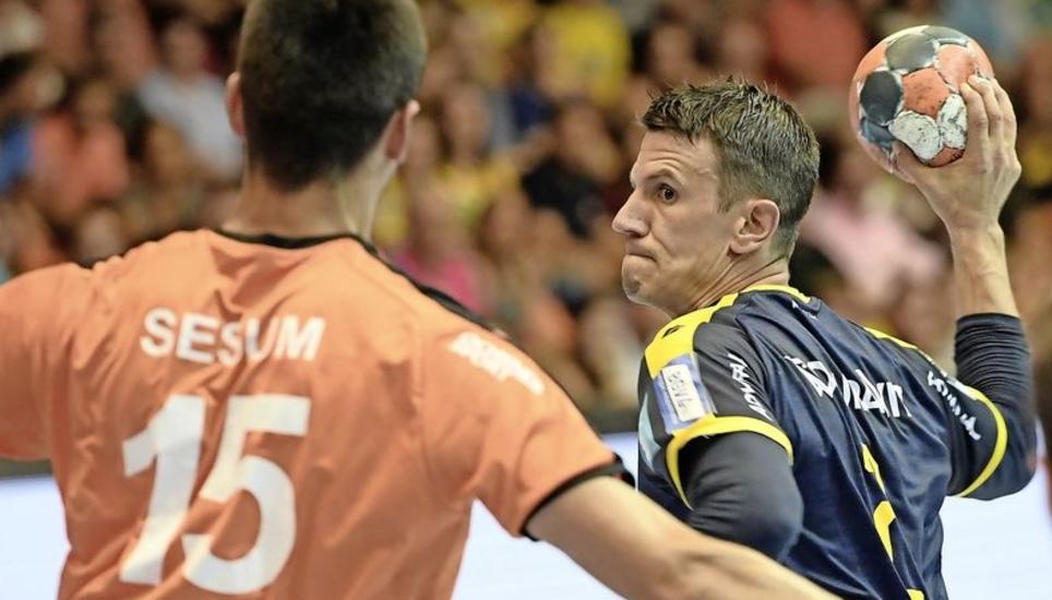 Hatte alles im Griff: Löwen-Star Andy Schmid (r.) präsentierte sich in ausgezeichneter Form und lenkte das Spiel seines Teams wie gewohnt souverän. Bilder: Alexander Wagner