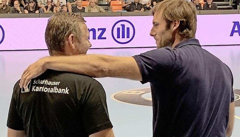 In der Pause führten Kadettentrainer Petr Hrachovec und Löwen-Star Uwe Gensheimer (r.) ein intensives Gespräch: Die beiden haben in der Bundesliga-Saison 2006/07 zusammen in Mannheim gespielt. Der damals 20-jährige Gensheimer auf Linksaussen, Hrachovec auf Rechtsaussen. Bild: hcs