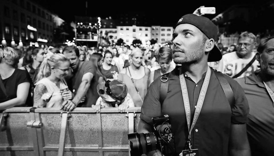 Julius Hatt fotografiert seit sieben Jahren die Künstler auf und neben der Stars-in-Town-Bühne. Bild: Manuel Lopez