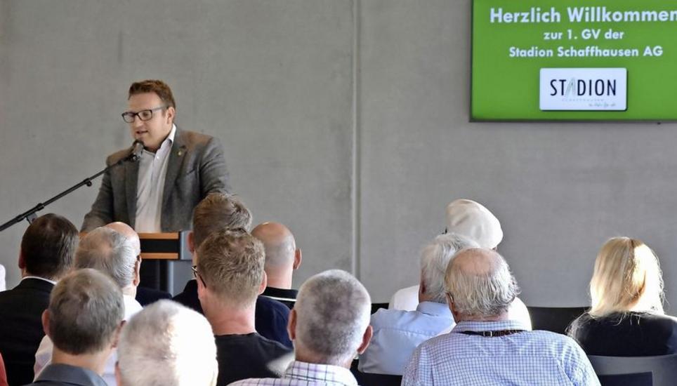 Die erste GV der Stadion Schaffhausen AG mit Marco Truckenbrod Fontana am Rednerpult. Bild: Tobias Erlemann