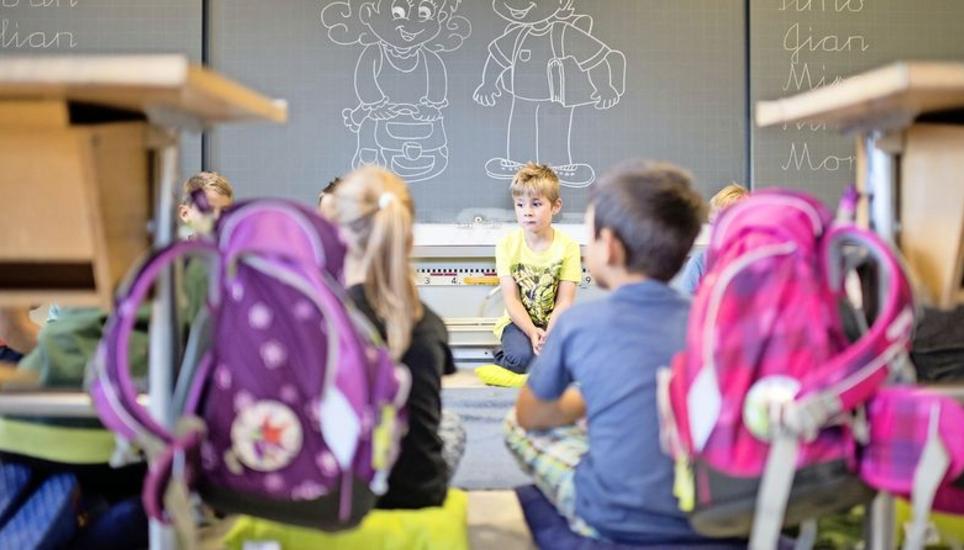 Buben haben mehr Mühe damit, still zu sitzen: Ihre Unruhe werde fälschlicherweise als Problem empfunden, sagen Experten. Darunter leidet der Schulerfolg. Bild: Key