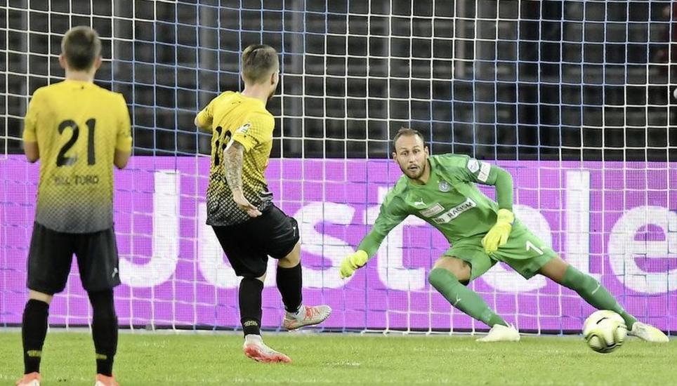 Die Entscheidung: Hélios Sessolo (Mitte) lässt GC-Keeper Mirko Salvi (rechts) vom Penaltypunkt keine Chance. Links ist der Gefoulte Danila Del Toro (21) zu sehen. Bild: Key