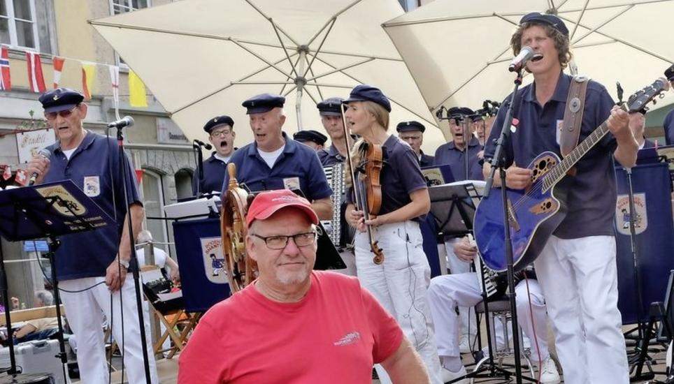 Seit zwölf Jahren organisiert Peter Siegenthaler, Tuba-Spieler der Stadtmusik Diessenhofen, zusammen mit einem sechsköpfigen OK das Altstadtfest in Diessenhofen. Im Hintergrund die Bodensee-Shantymen. Bild: Thomas Brack