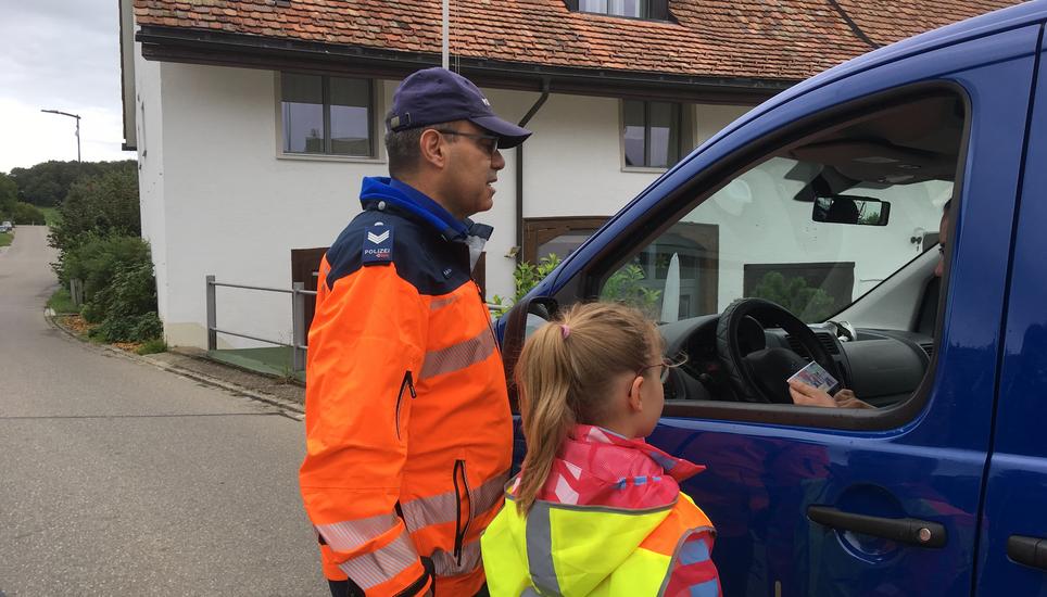 Schüler und Polizei machen für den Schulstart gemeinsame Sache. Bild: RM