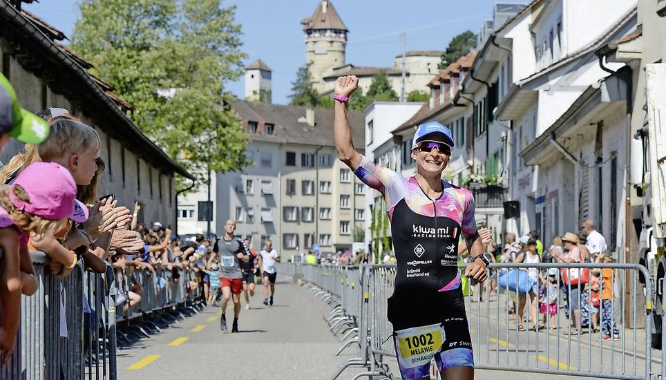 Die Langdistanzsiegerin Melanie Maurer jubelt auf der Zielgeraden beim Salzstadel.
