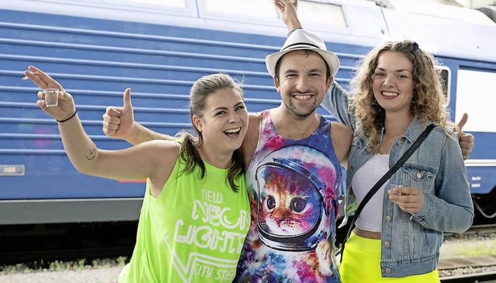 Raver fürs Leben: Julia Reinemann, Cedric Michaeli und Annika Keck freuten sich auf die Musik.