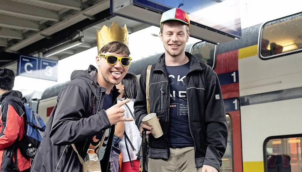 Königlich feiern: Anton Hofreiter (l.) und Max Winkler sind grosse Technofans.