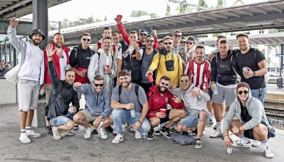 Grosseinsatz der Tanzmuskeln: Die Spieler des SC Gottmadingen-Bietingen verlegten ihr Warm-up für den nächsten Match vom Rasen an die Street Parade. Bilder: Evelyn Kutschera