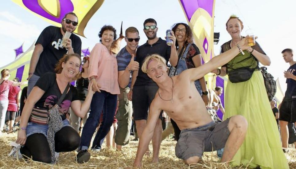 Ausgelassene Stimmung bei Jung und Alt an der Goa-Party in Trüllikon. Vor allem das grosse Festivalgelände und damit verbunden viel Platz zum Tanzen machte den Besuchern Freude. Bild: Susanne Feld