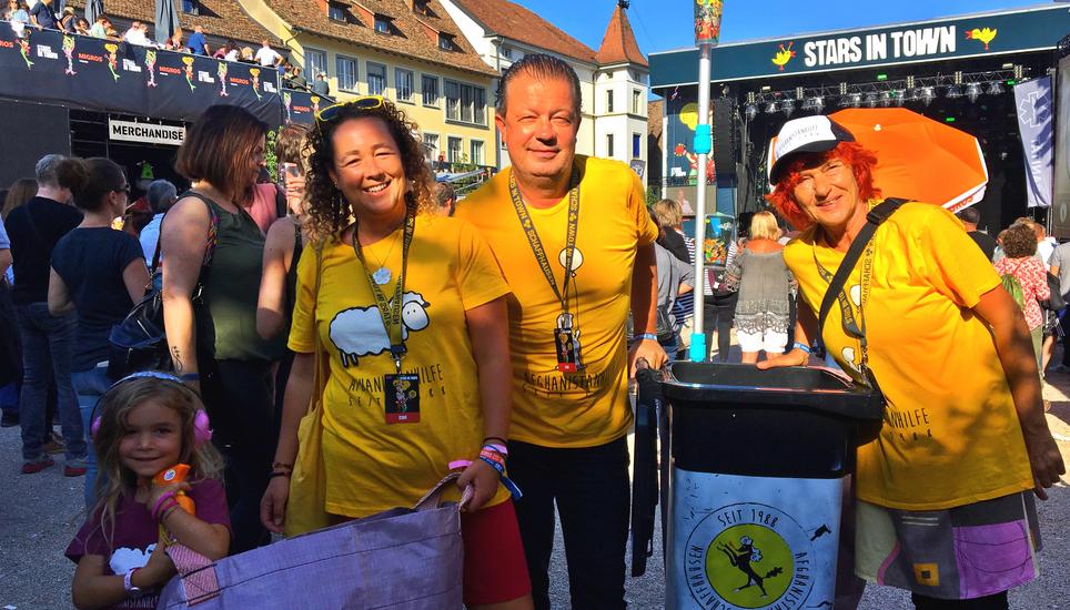 An den gelben T-Shirts erkennbar: Die Afghanistanhilfe Schaffhausen. Bilder: zvg