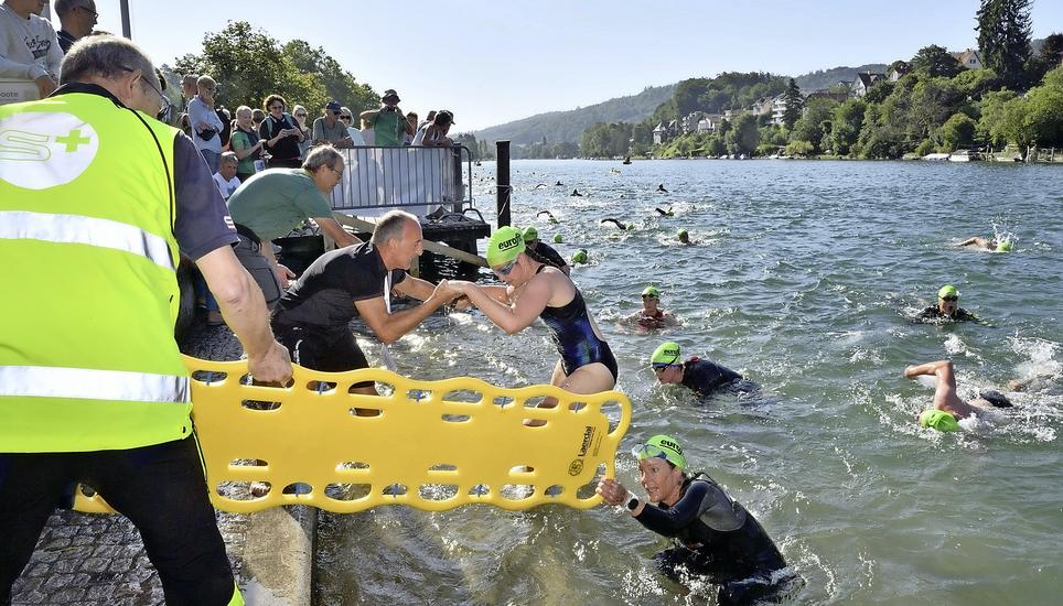Beim Schwimmausstieg oberhalb des Salzstadels erhielten die Schwimmer Unterstützung auf den glitschigen Stufen.