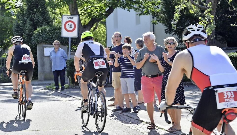 Publikumsbegeisterung an vielen Orten in der Stadt: Hier feuern die Zuschauer die Radfahrer bei der Kirche in uchthalen an.