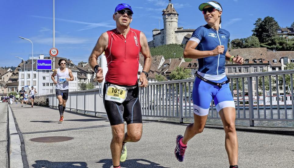 Die tolle Kulisse über die Feuerthaler Brücke hatten die Triathletinnen und Triathleten auf der Laufstrecke zuerst noch in ihrem Rücken, doch kurz vor dem Ziel liefen sie noch in die andere Richtung. Bilder: Michael Kessler