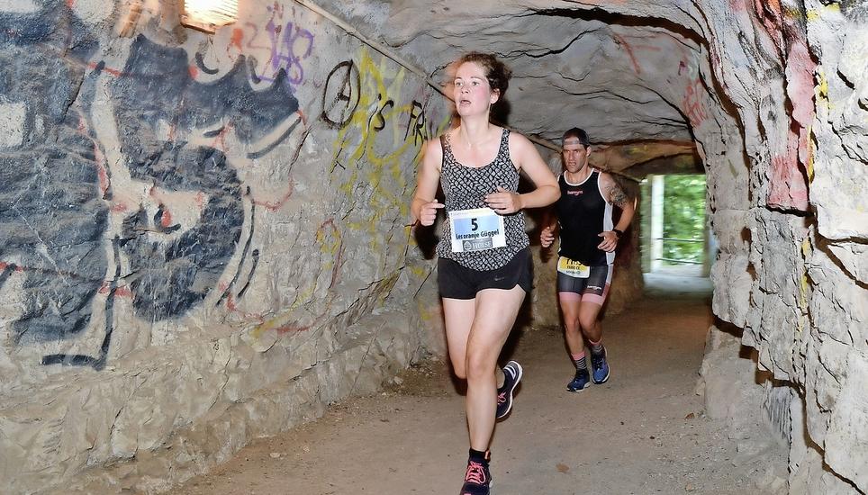 Zwischen Flurlingen und dem Schaffhauser Kraftwerk liefen die Triathleten fast im Dunkeln durch den kurzen Felsentunnel.