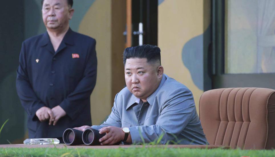 Kim Jong-un bei einem Raketentest im nordkoreanischen Staatsfernsehen. Man achte auf die Uhr an seinem Handgelenk. Bild: Key
