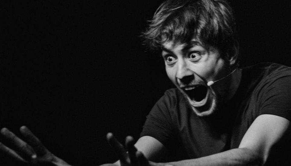 Gérôme Ehrler hat den Arbeitsplatz am Computer gegen das Leben auf der Bühne getauscht. Bild: Marco Sommer