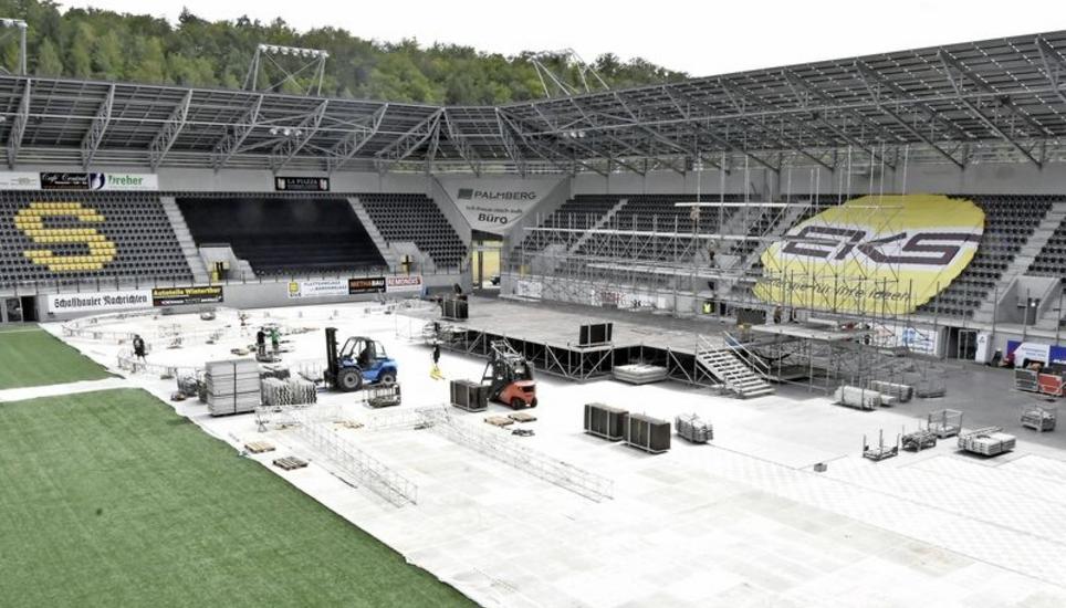 Die grosse Bühne für das «Mega Open Air» mit Andrea Berg wird derzeit im Lipo-Park aufgebaut. Der Kunstrasen wird noch ganz abgedeckt. BILD DANIEL JUNG