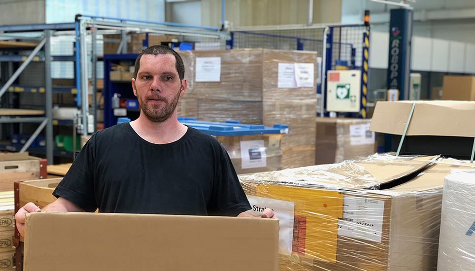 Auch altra-Mitarbeiter Thomas Brandolini legt beim Umzug ins Neuhauser SIG-Areal tatkräftig Hand an. Bilder: Sven Stückmann/Rolf Fehlmann