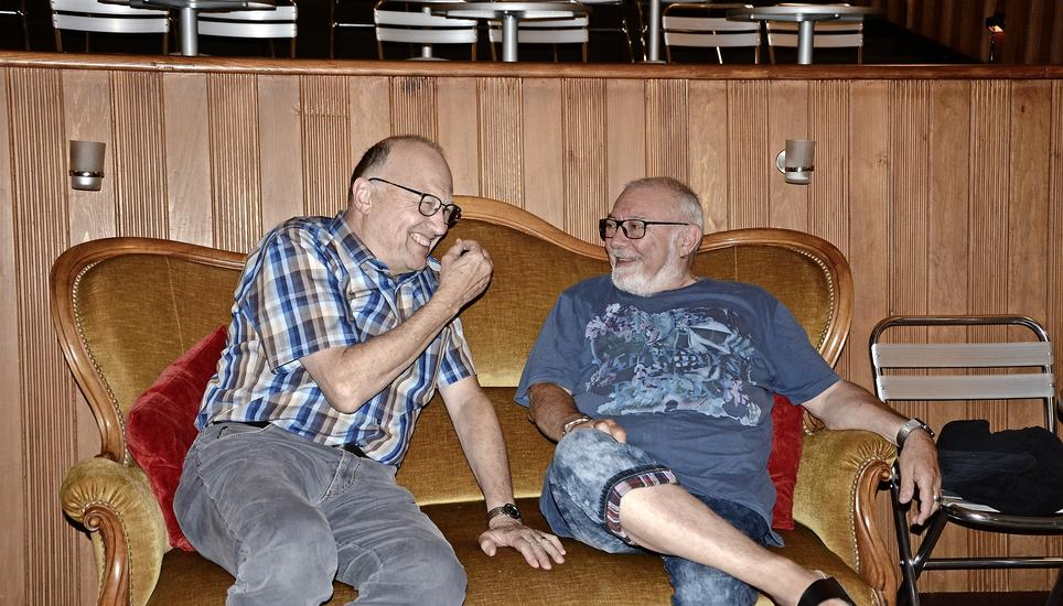 Ruedi Meyer und Ruedi Widtmann (v. l.) im Kinotheater Central. Bild: agr
