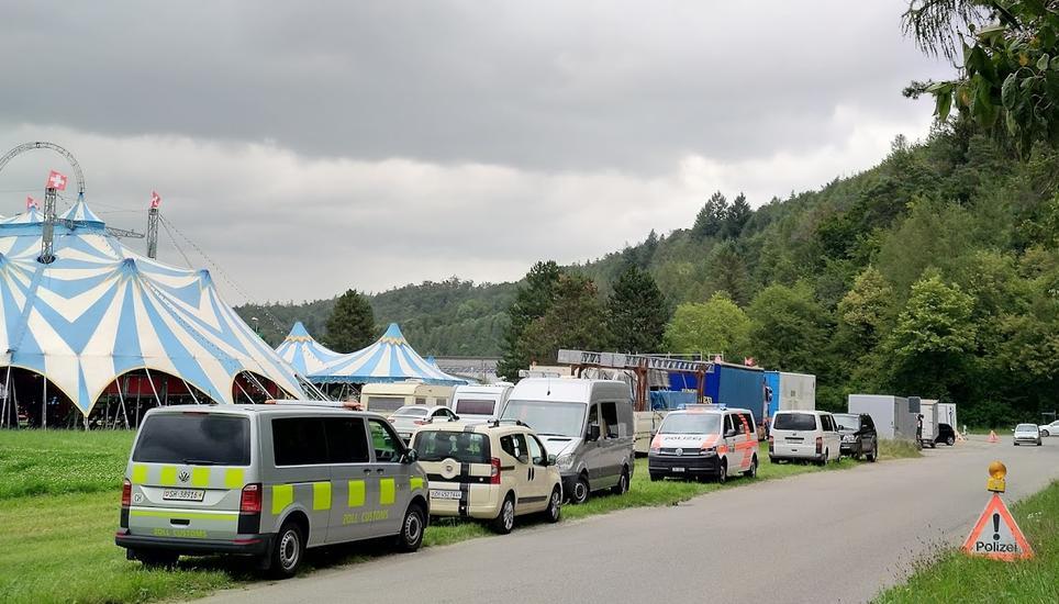 Ob der Zirkus heute Abend rechtzeitig bereit ist, ist unklar. Die Grosskontrolle hat viel Zeit gekostet. Bild: RM