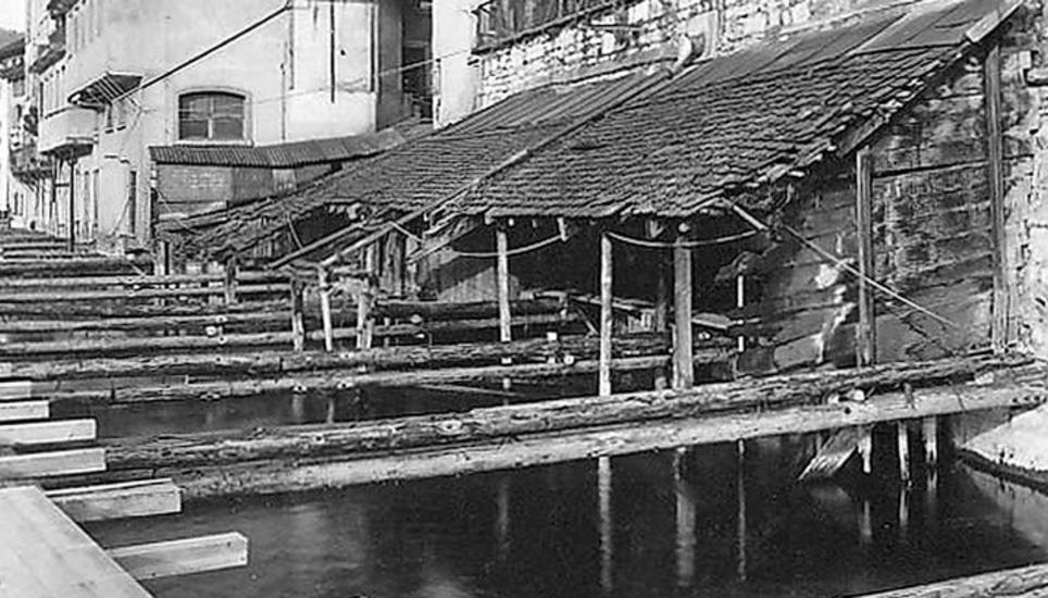Wer sich im äusseren Rheinbad ins Wasser wagte, konnte sich an den Balken festhalten.