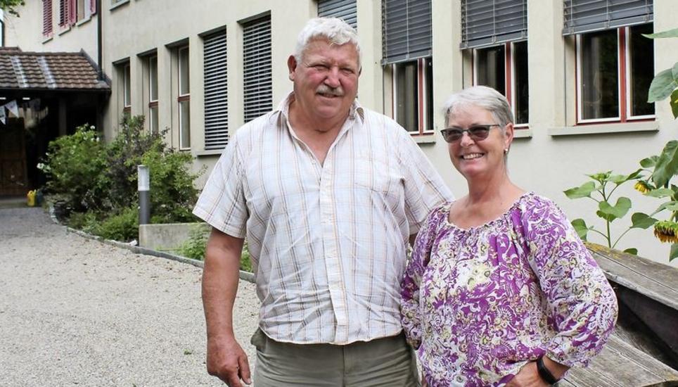 Albert und Esther Peter schauen auf eine ereignisreiche Zeit an der Schule Trüllikon zurück. Bild: Stefan Salzmann