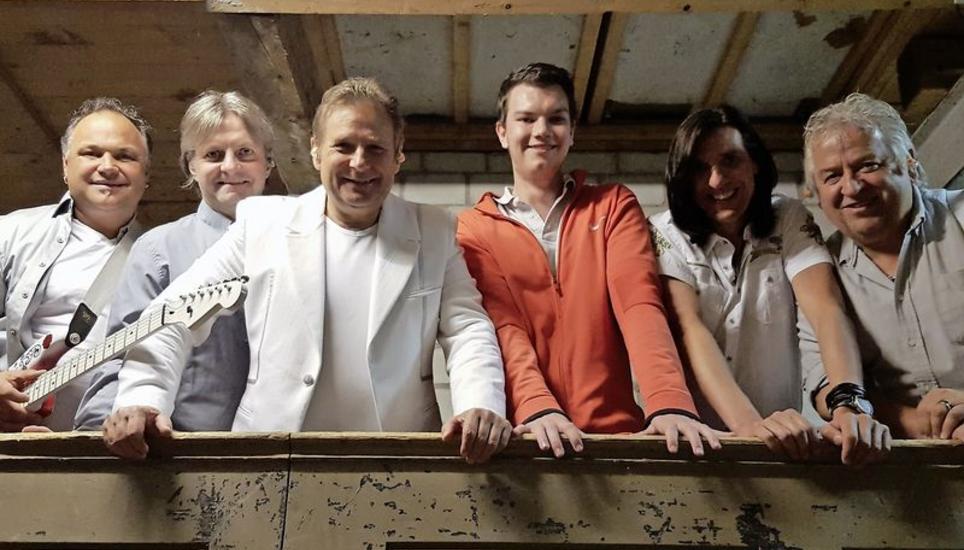 Nino Gawrisch (4. v. l.) ist schon lange ein grosser Fan der österreichischen Schlagerband Nockis. Vor drei Jahren traf er die Bandmitglieder an einem ihrer Konzerte in der Schweiz an. Bild: zvg