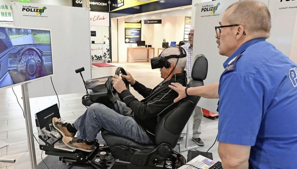 Ein Proband testet mit Peter Grehs Hilfe den Fahrsimulator. Bild: Eric Bührer