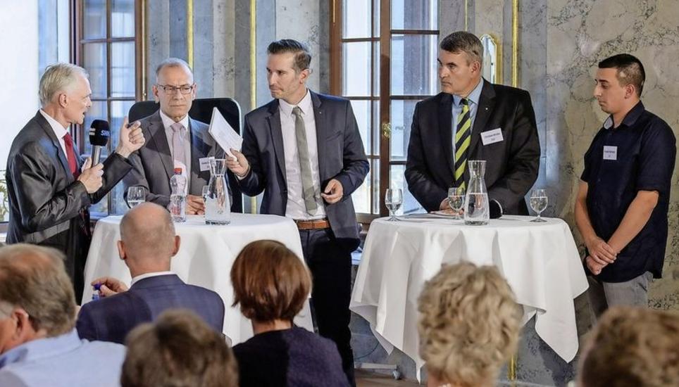 Sie kämpfen um zwei Sitze für den Kanton Schaffhausen im Ständerat: die bisherigen Thomas Minder (Parteilos), Hannes Hermann (SVP) sowie die Herausforderer Christian Amsel (FDP) und Patrick Portmann (SP) (v.li). In der Mitte Robin Blanck, Chefredaktor Schaffhauser Nachrichten. Bild: Mike Kessler