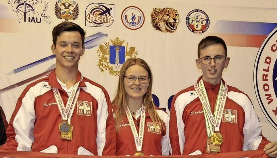 Das Schweizer U 23-Goldteam mit der Beringerin Sarah Hügli (Mitte), flankiert von kniend-Weltmeister Mirco Steiner (r.) und Bronzegewinner Sven Bachofner. BIlder: PD/EASV