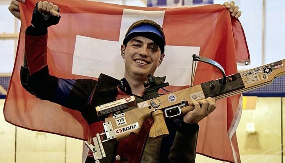 Joel Brüschweiler freut sich über den WM-Titel über 10 m.