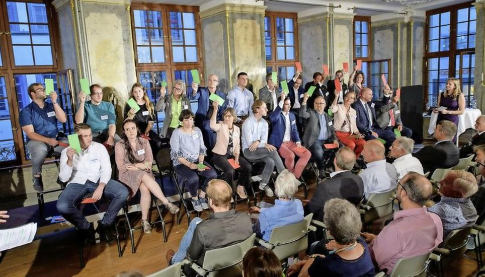 Hier gilt es Farbe zu bekennen: Die 19 Kandidierenden und die beiden Bisherigen mussten zu diversen Fragen der politischen Aktualität mit «dafür» oder «dagegen» stimmen. Bilder: Michael Kessler