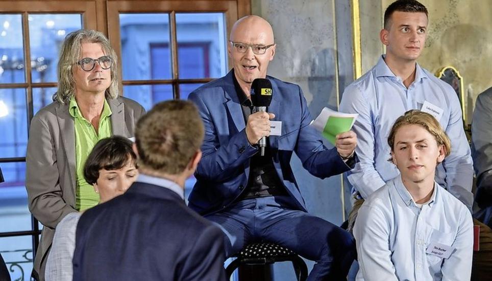 Urs Tanner (SP) steht Zeno Geisseler Red und Antwort.