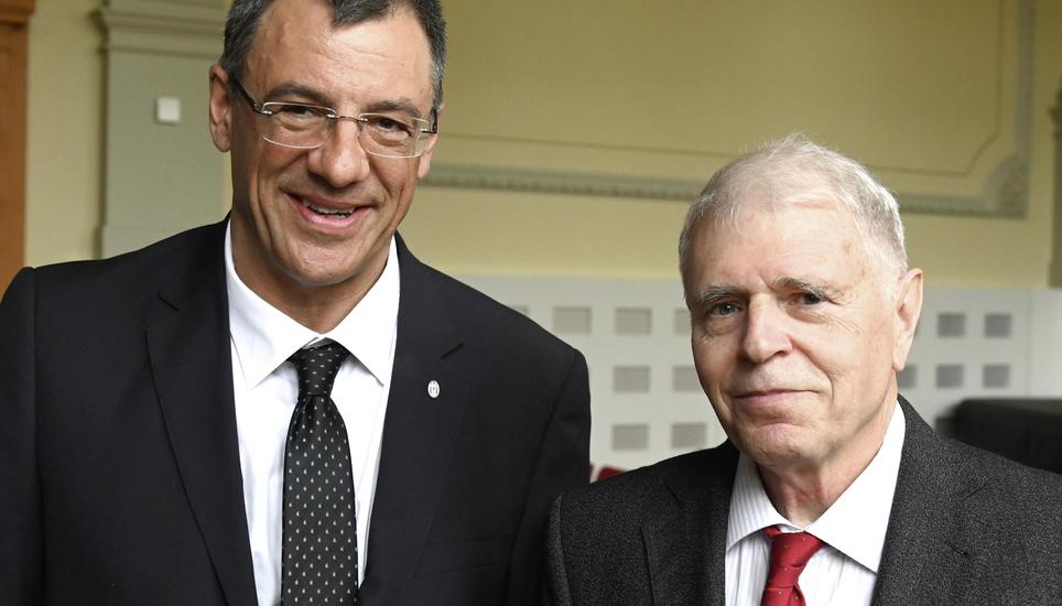 Peter Schweizer (r.) organisierte das Jubiläumstreffen, Kantonsschulrektor Pasquale Comi stellte die heutige Kanti vor.