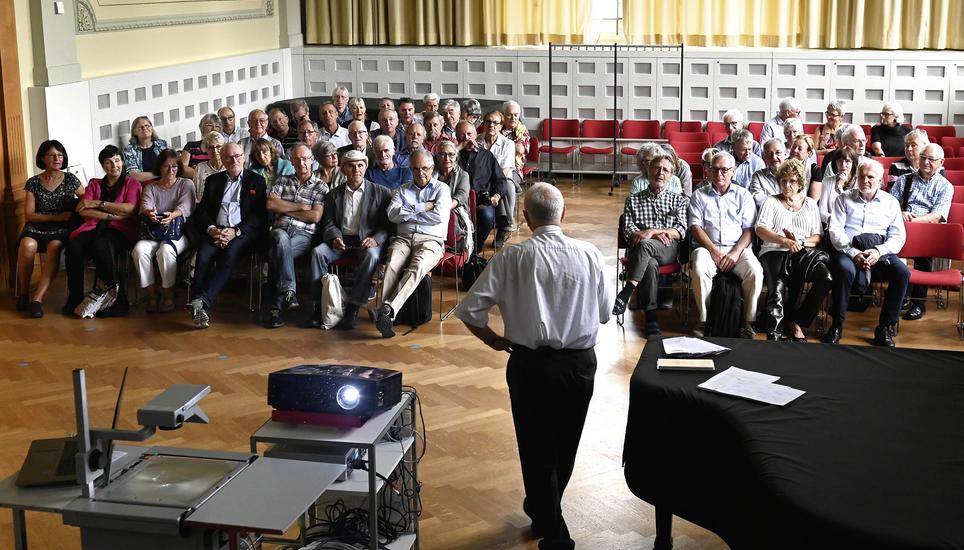 Organisator Peter Schweizer erinnert die Ehemaligen in der Aula an die Zeit ihrer Selbstsuche, des Aufbegehrens – und bisweilen wohl auch des Liebeskummers.