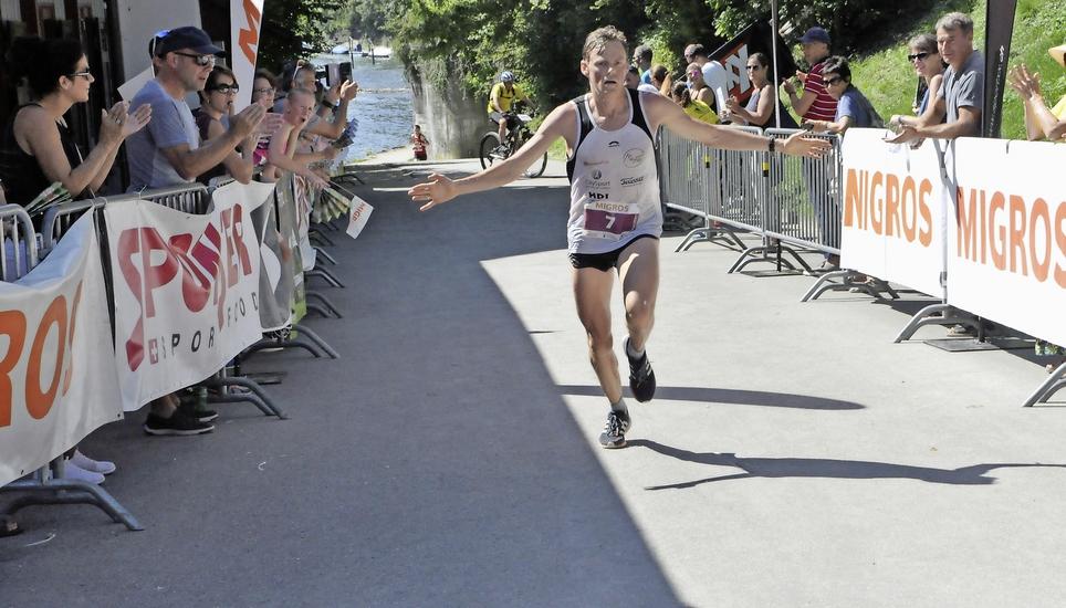 Benedikt Hofmann aus Stockach feiert kurz vor der Ziellinie beim Schlössli Wörth zum ersten Mal den Tagessieg beim langen Rheinfall-Lauf über 21,1 km. Bild: Pascal Oesch